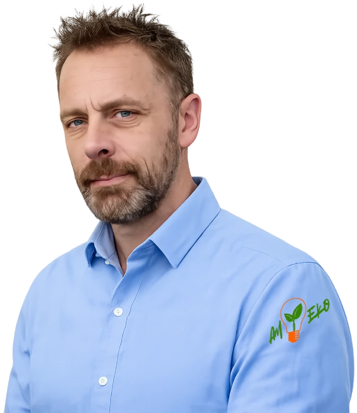 Portrait de Fabrice, auditeur énergétique AMEKO, chemise bleue avec logo